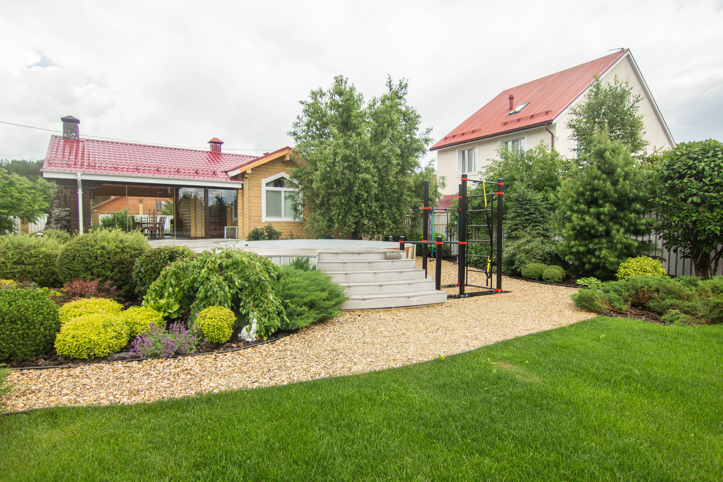 Сад с зеленой крышей