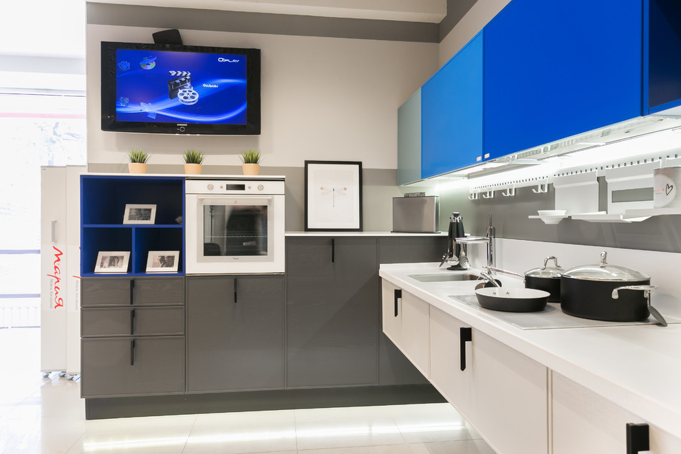 Бело-синяя кухня
