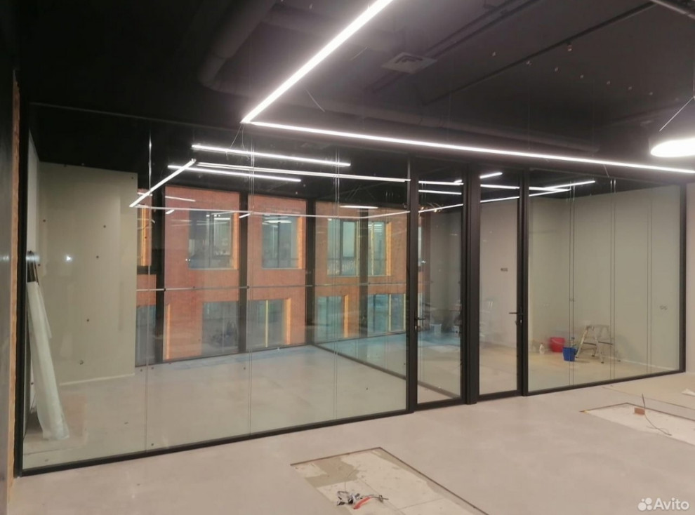 Обложка проекта: цельностеклянные офисные перегородки