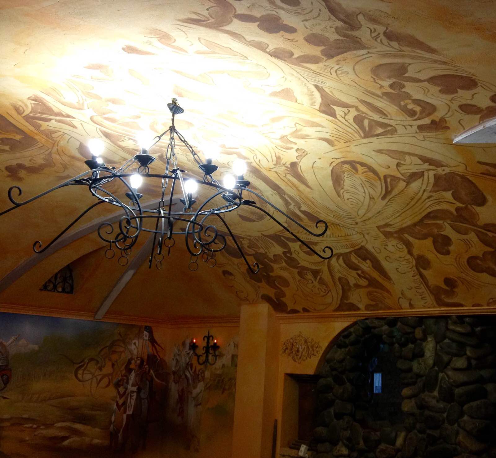 Частный дом. Краснодар. Роспись стен и потолка.