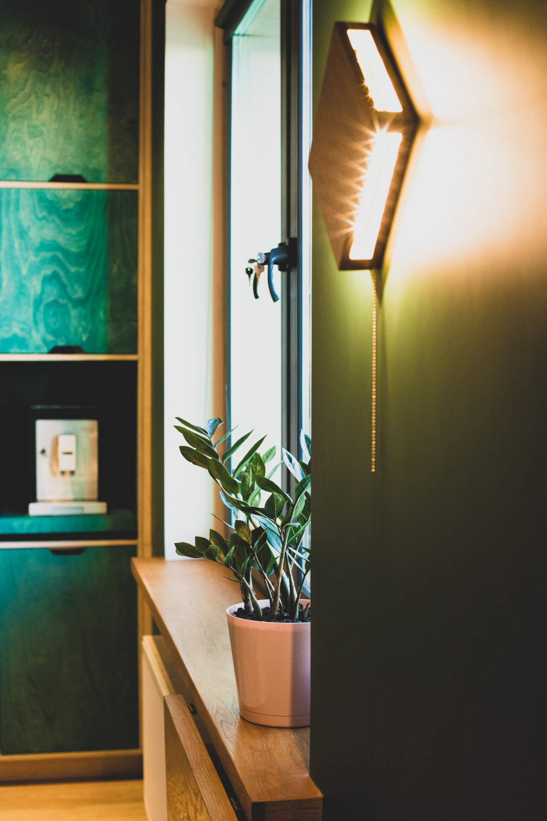 Кухня из фанеры с открытыми торцами ящиков.