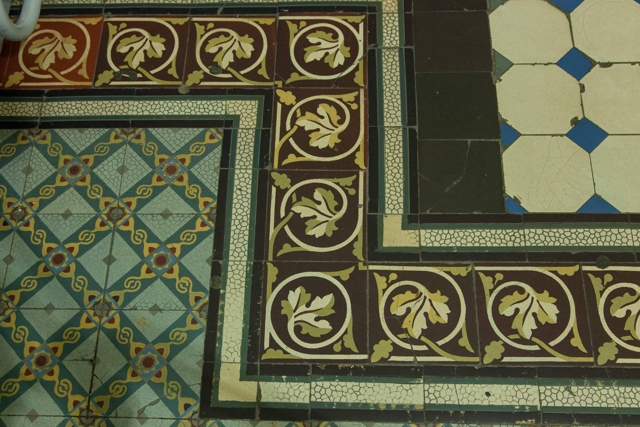 Фотоохота: 24 кадра из парадных доходного Петербурга