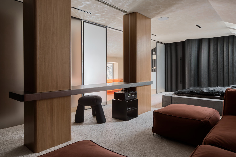 Спальня с прозрачной ванной