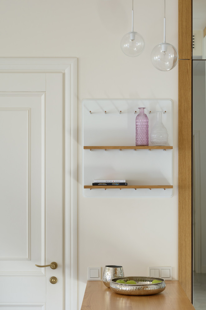 RS • Белая с деревом кухня