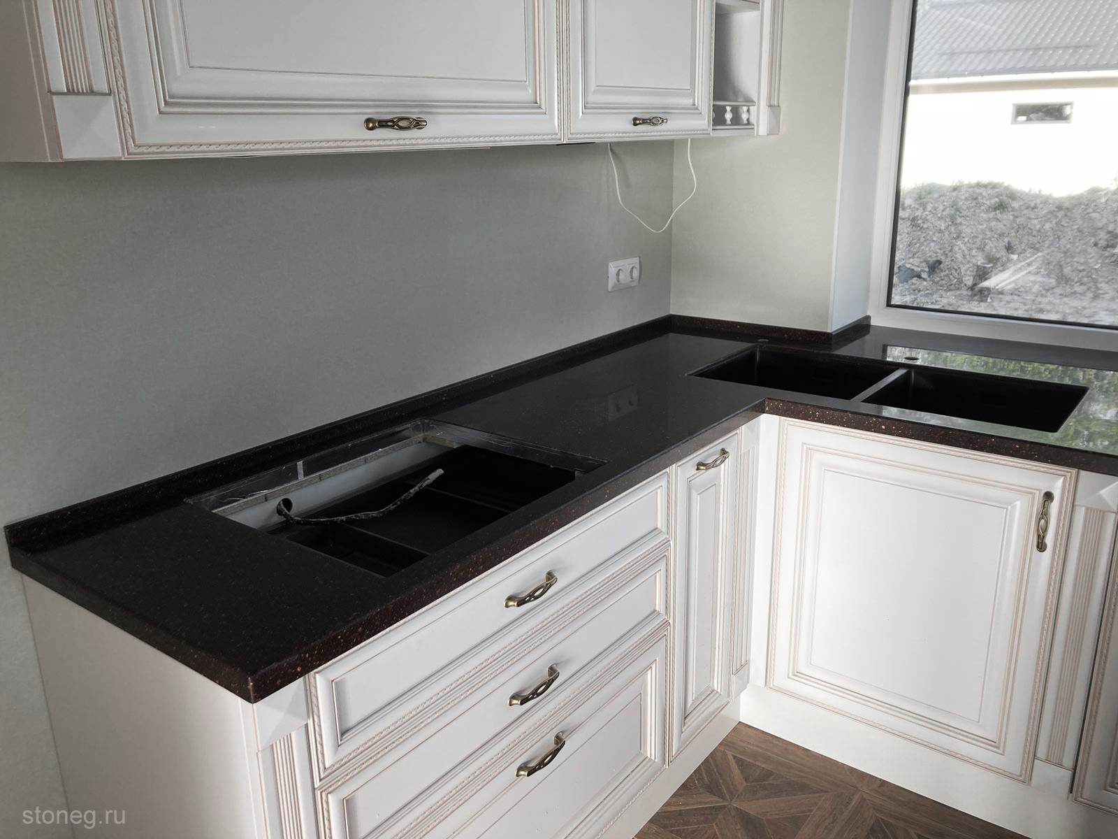 Классический интерьер кухни со столешницами из искусственного камня