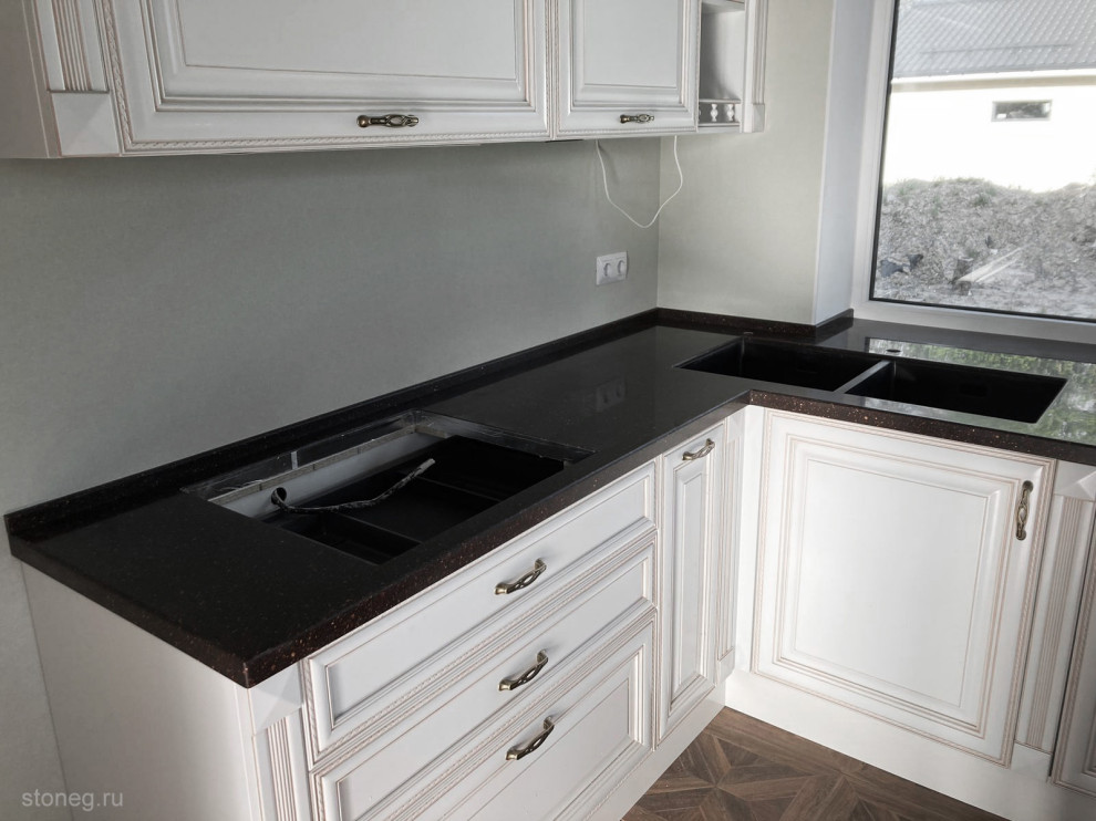 Классический интерьер кухни со столешницами из искусственного камня