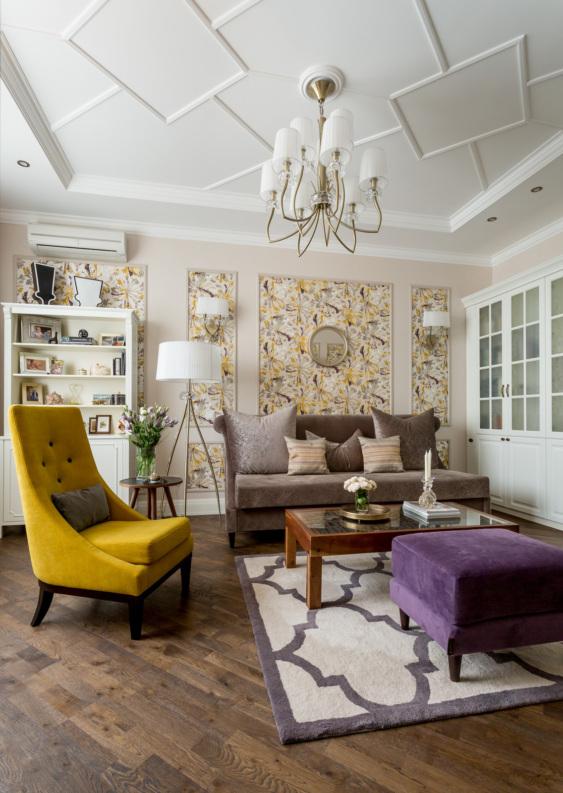 Белое, черное и яркие тона - реализованный проект квартиры в Москве.