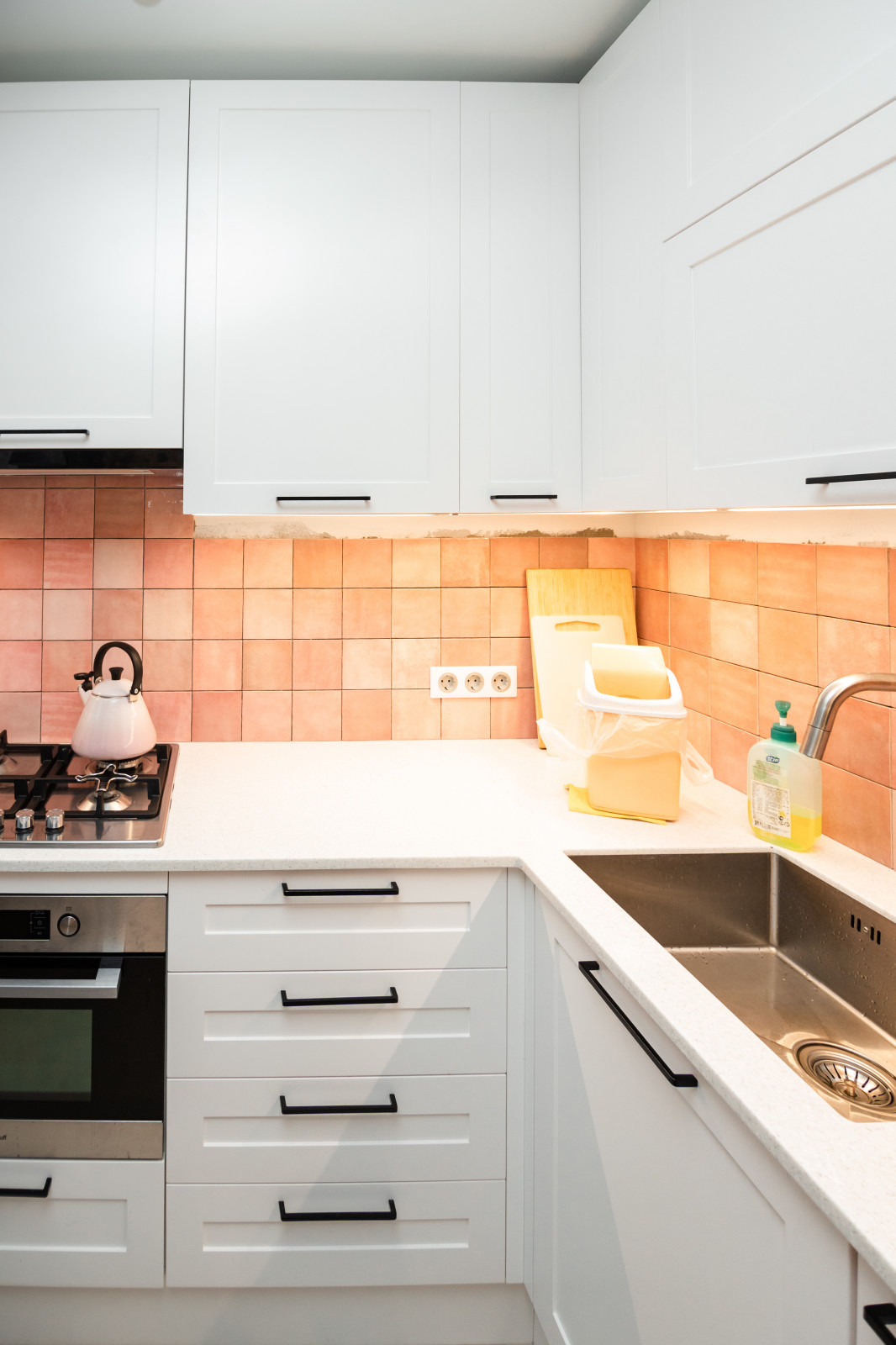 Белая небольшая кухня в стиле неоклассика