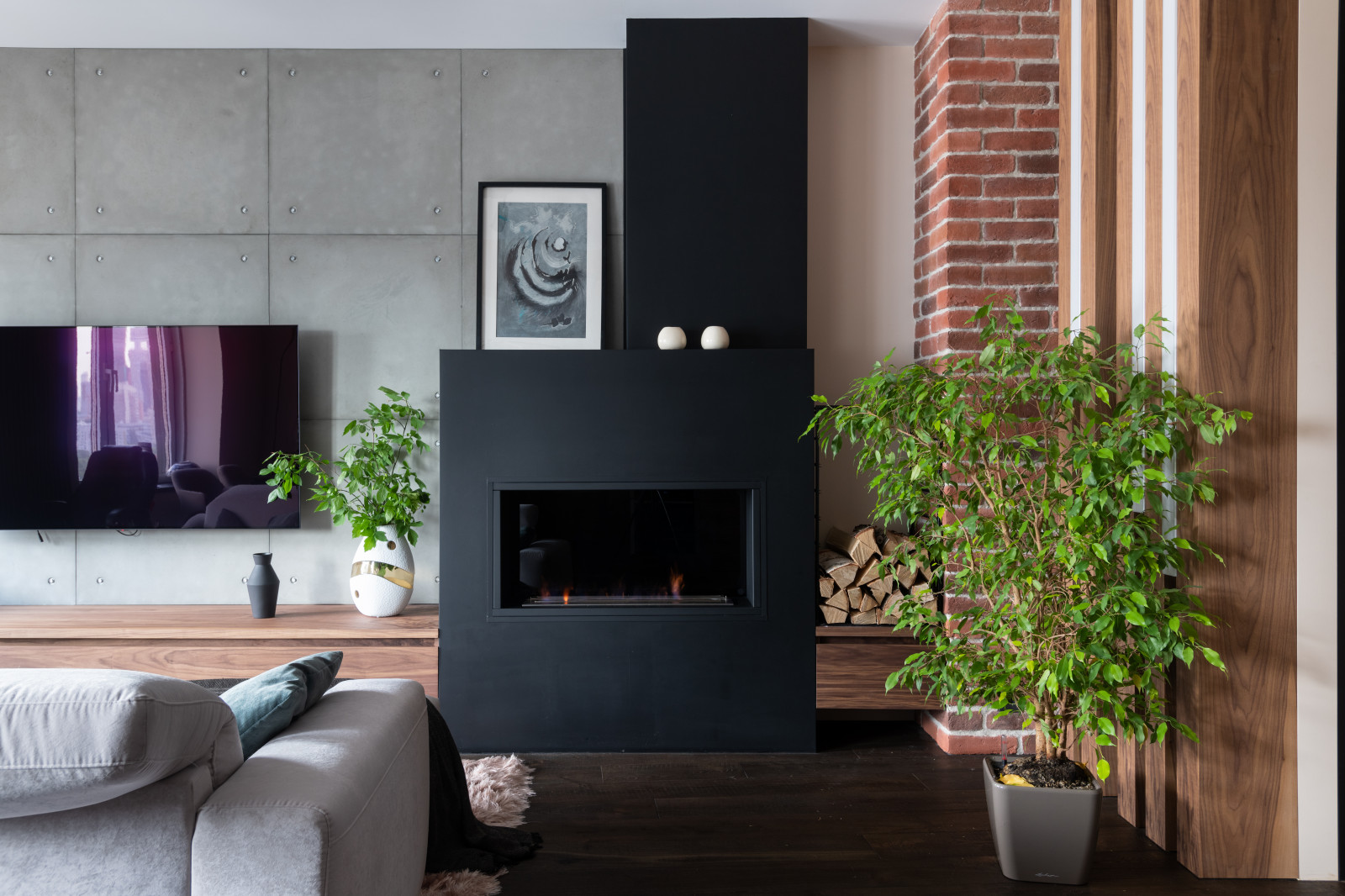 Гостиная со встроенным биокамином