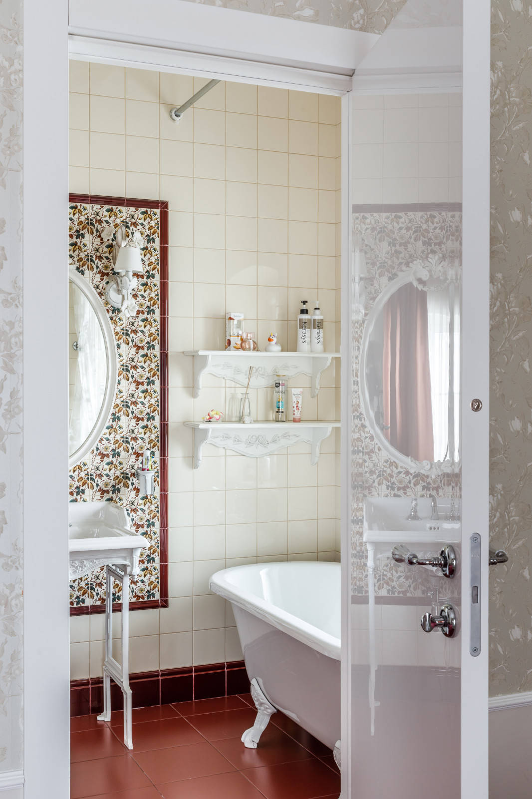 Дом с круглым окном