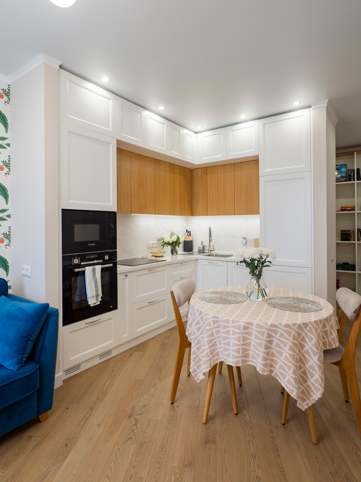 Уютная белая неоклассическая кухня с элементами под дерево