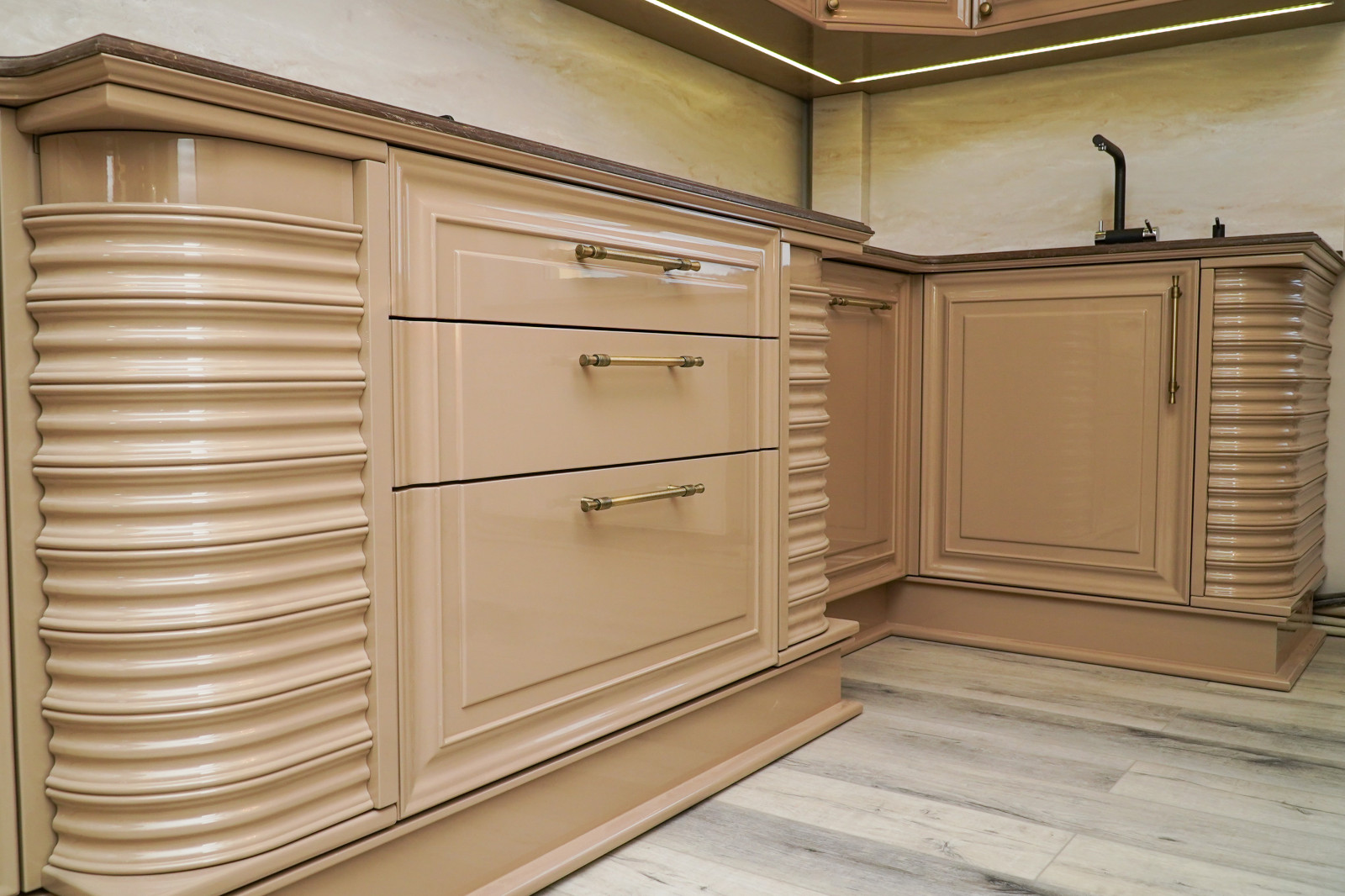 Копия многоуровневой итальянской кухни "Дама"