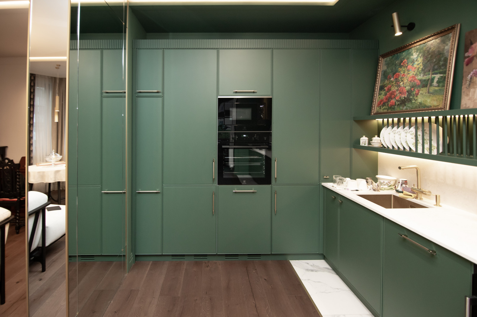 Стильная неоклассическая кухня в темно-изумрудном цвете