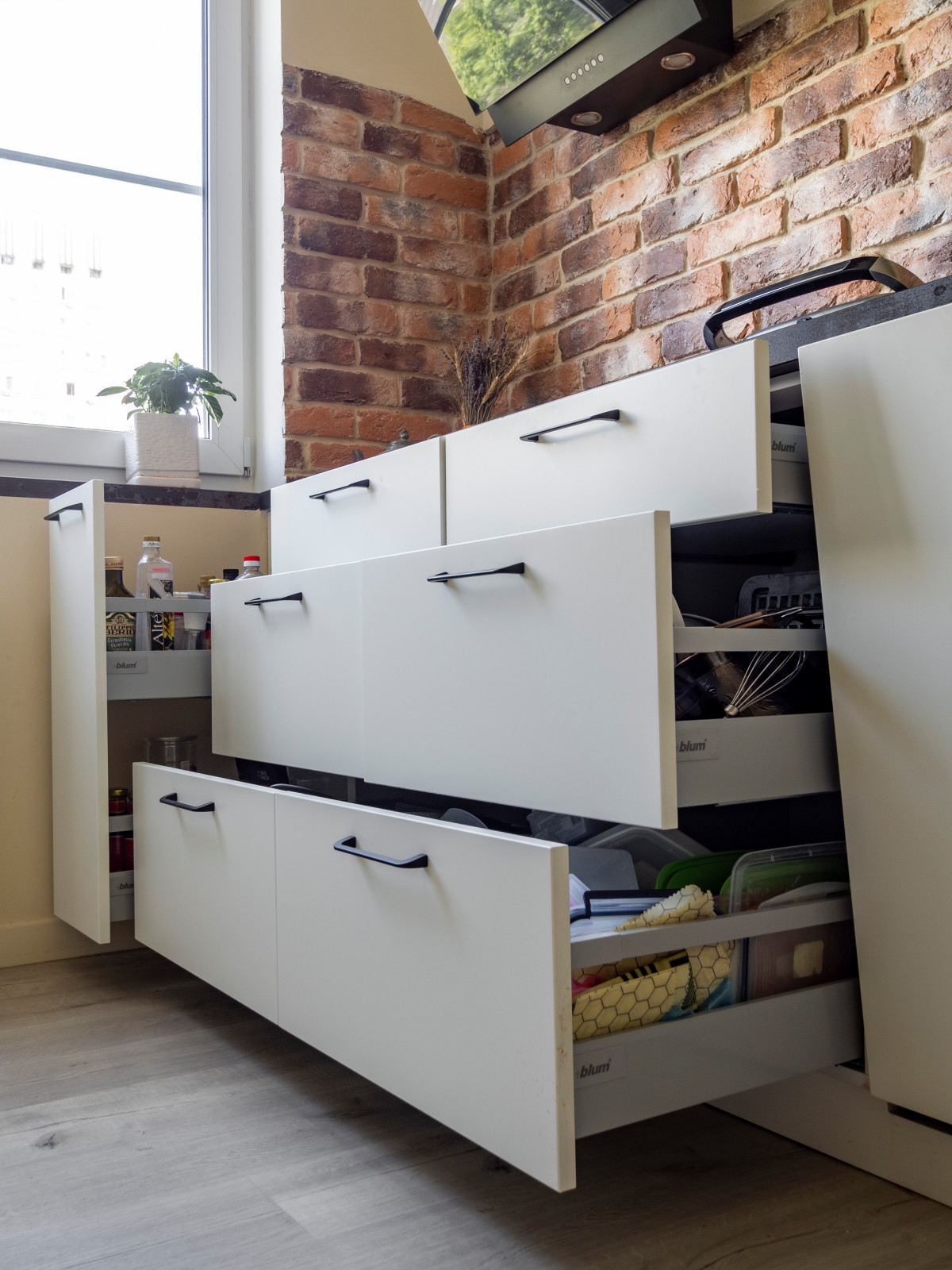 Кухня в стиле неоклассика без верхних модулей