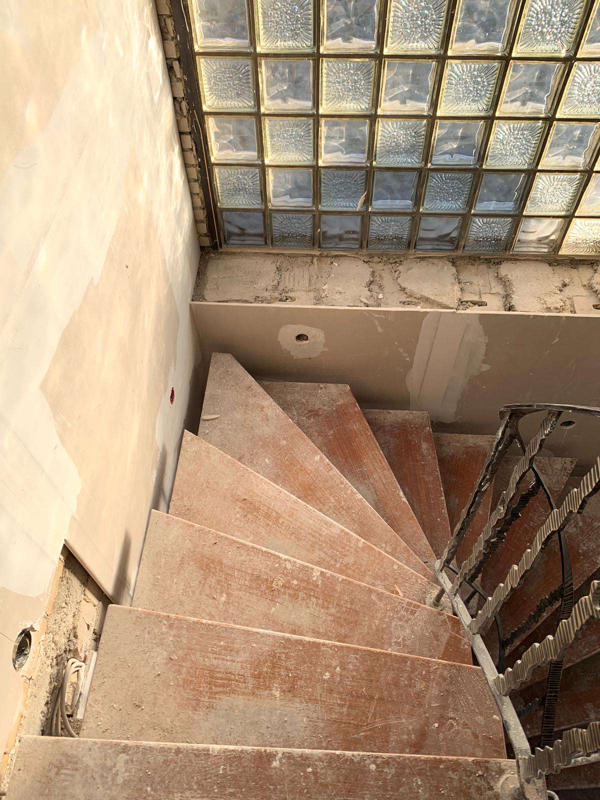 Черная лестница в проеме с окном