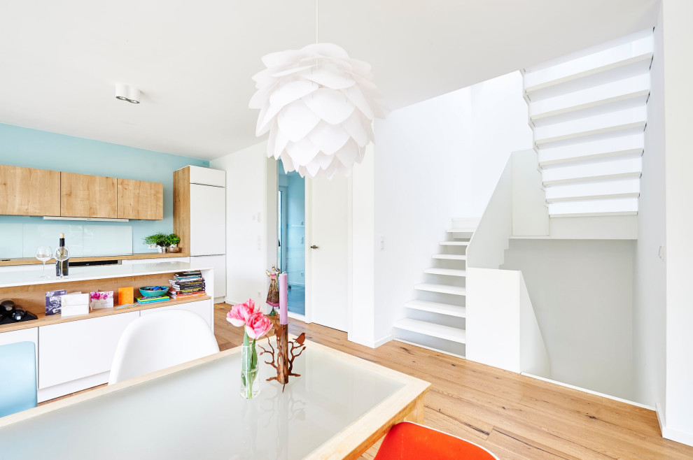 Лестиница с наружной тетивой из HPL-панелей в белом цвете