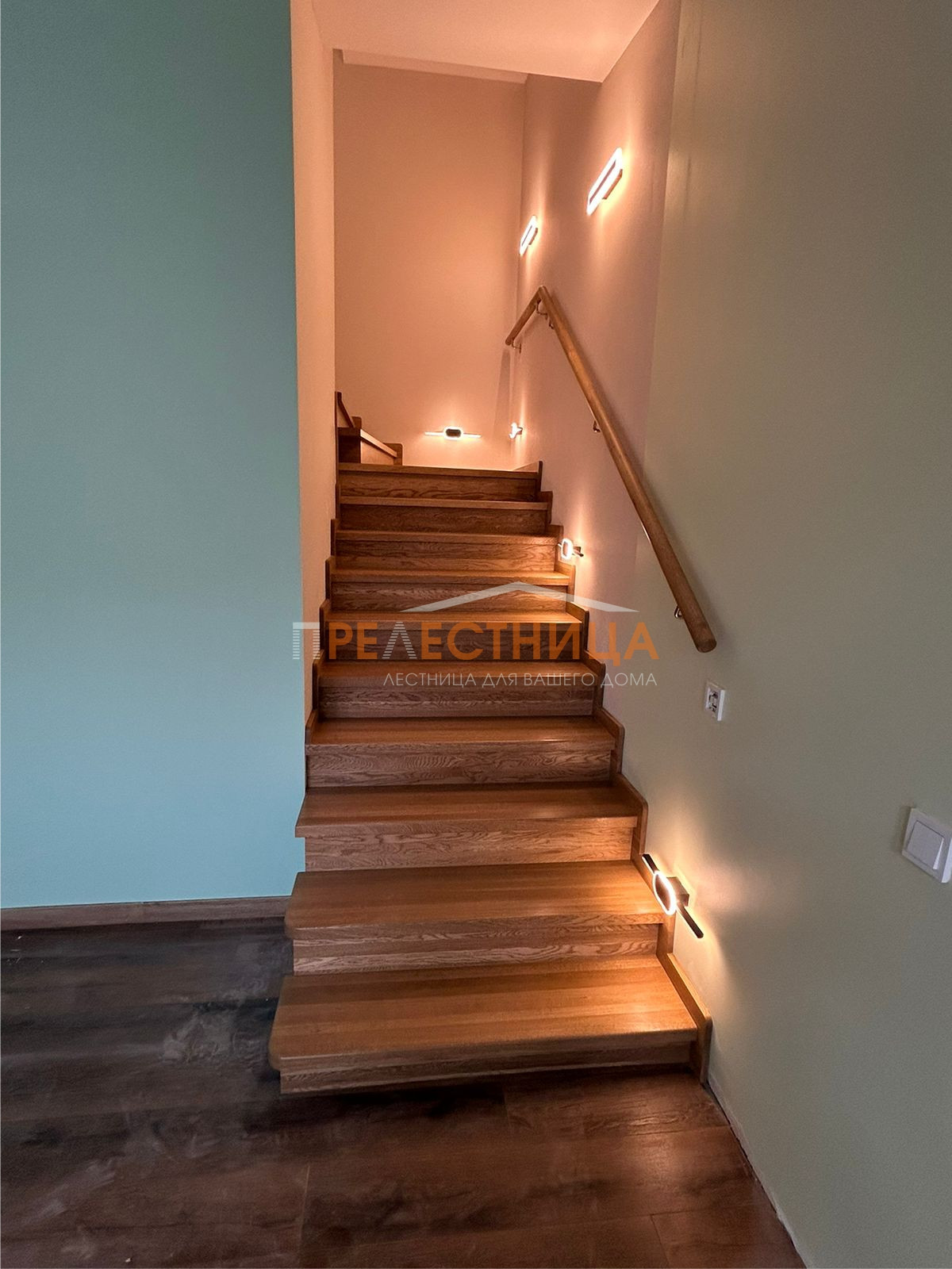 Две закрытых лестницы из дуба с шириной ступени 1500 мм