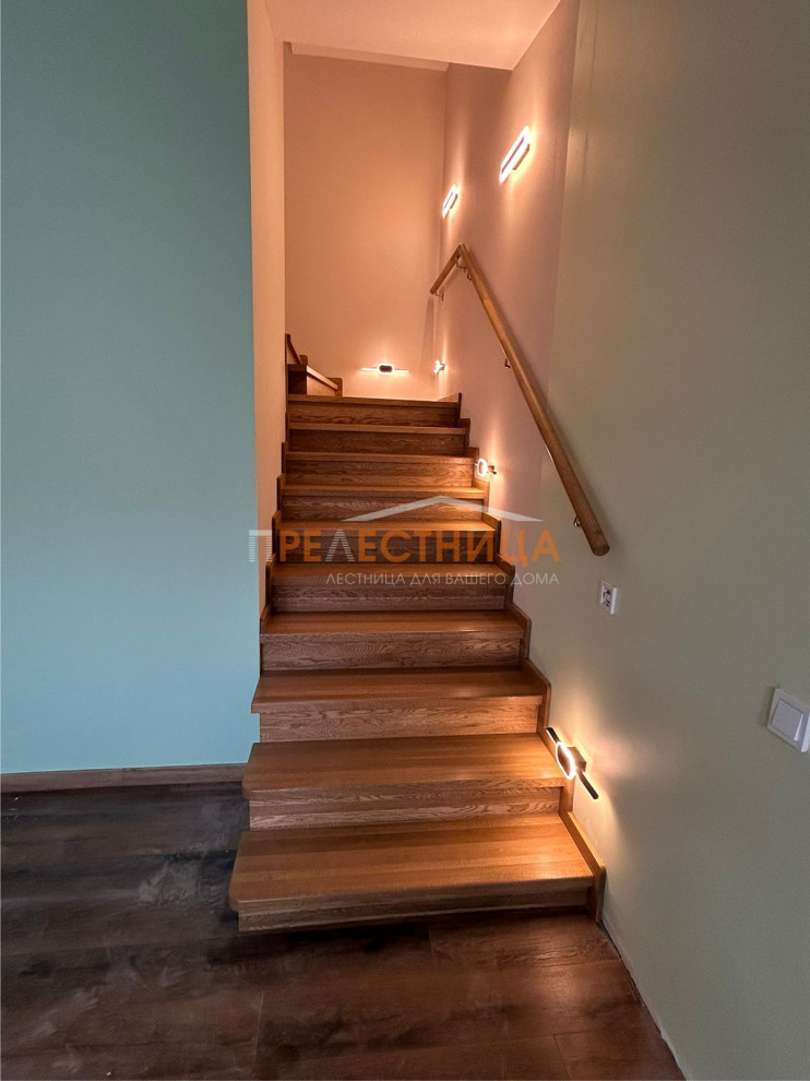 Две закрытых лестницы из дуба с шириной ступени 1500 мм