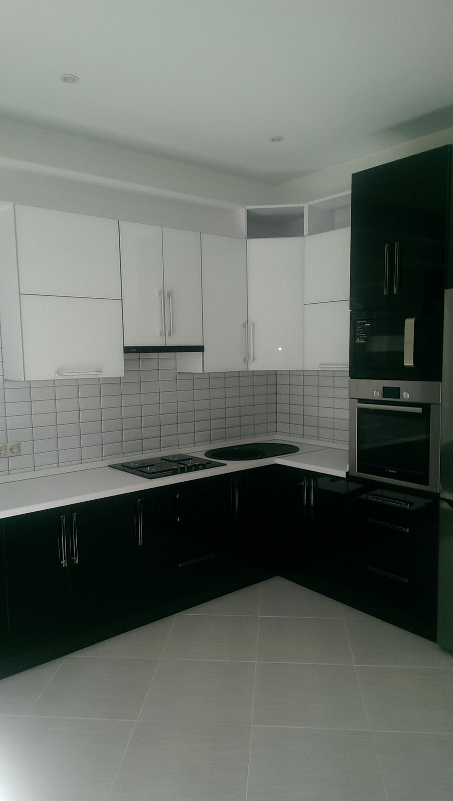 Обложка проекта: кухня белое черное пластик