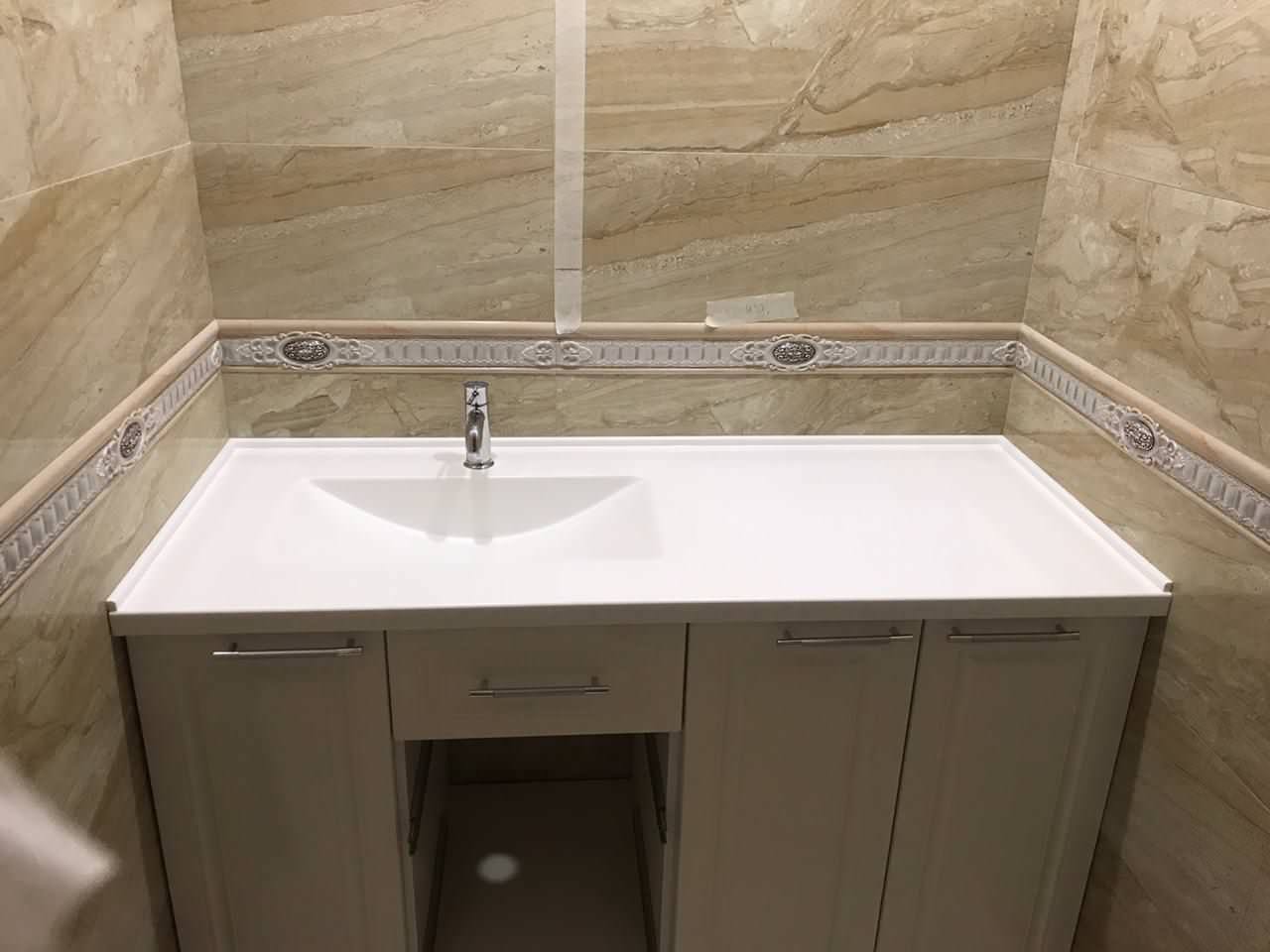 Столешница из искусственного камня белого цвета