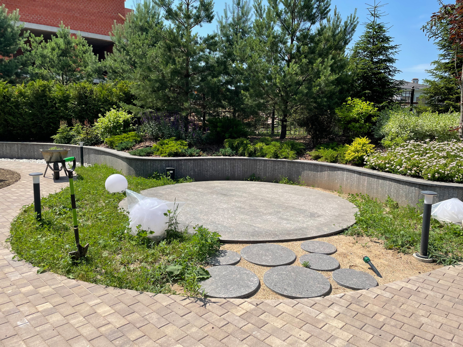 Обложка проекта: Небольшой сад сзади большого дома