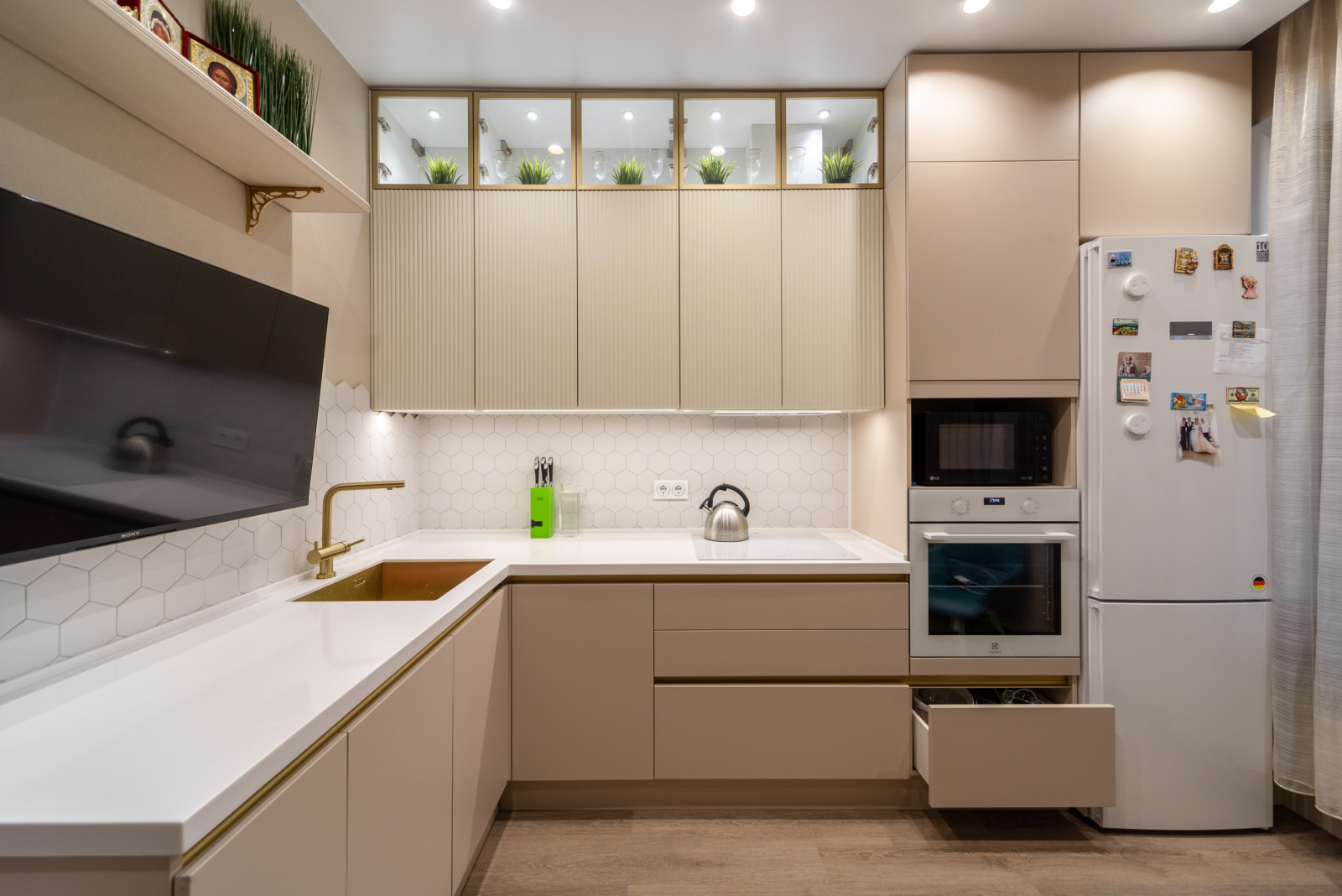 Красивая кухни и вместительная гардеробная