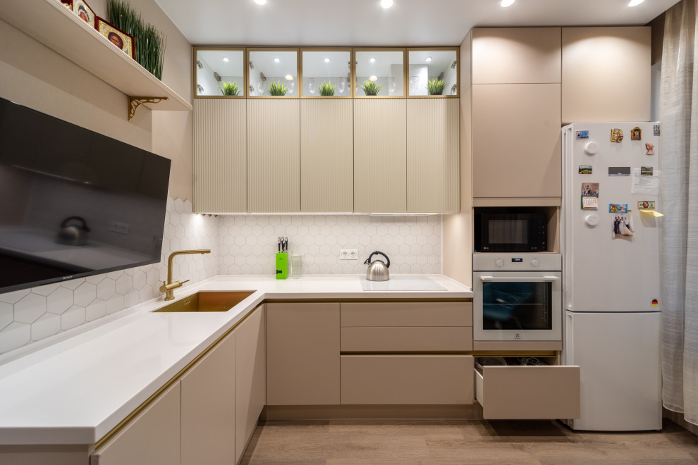 Красивая кухни и вместительная гардеробная