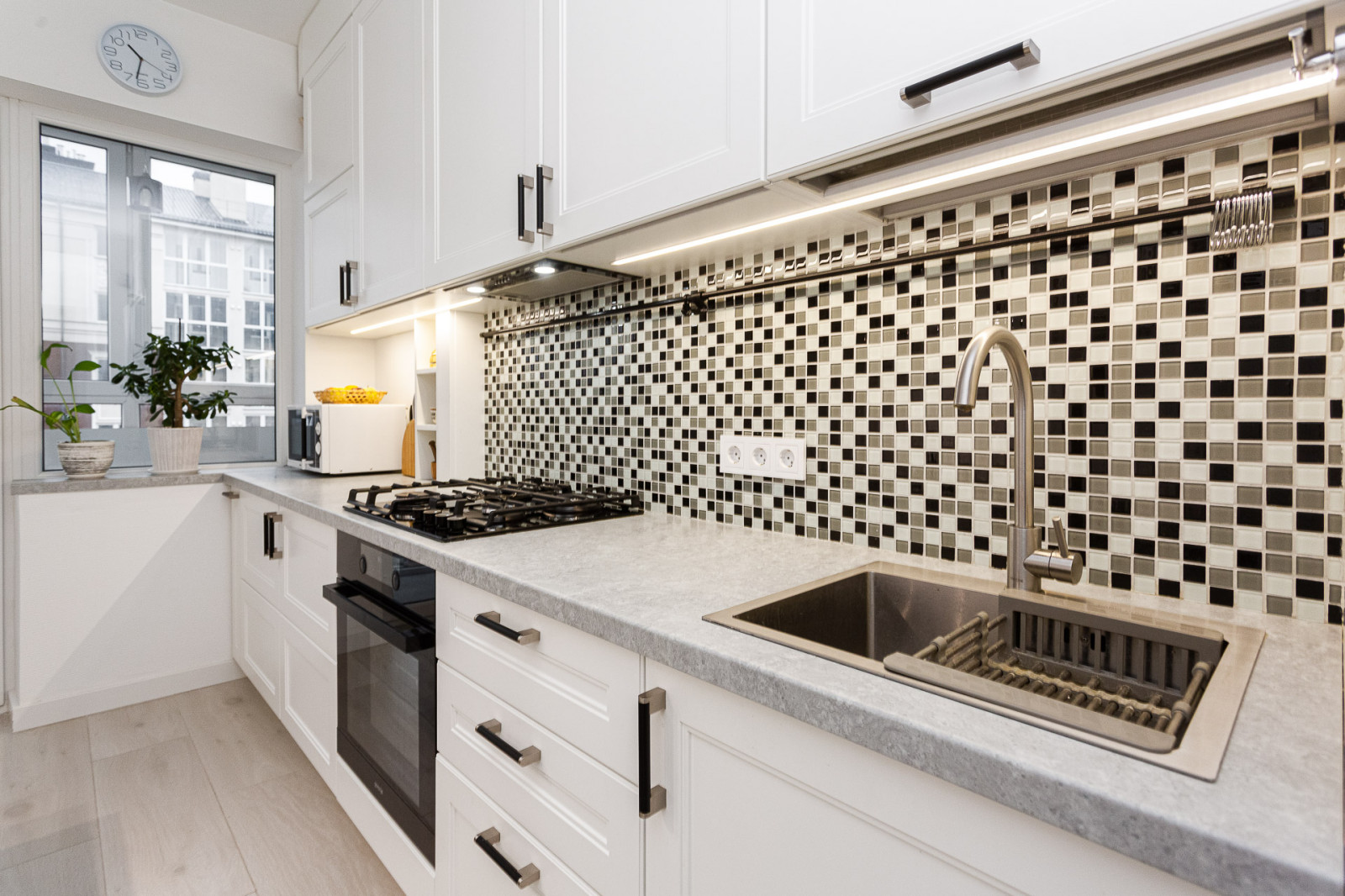 Черно-белая кухня с фартуком мозаика