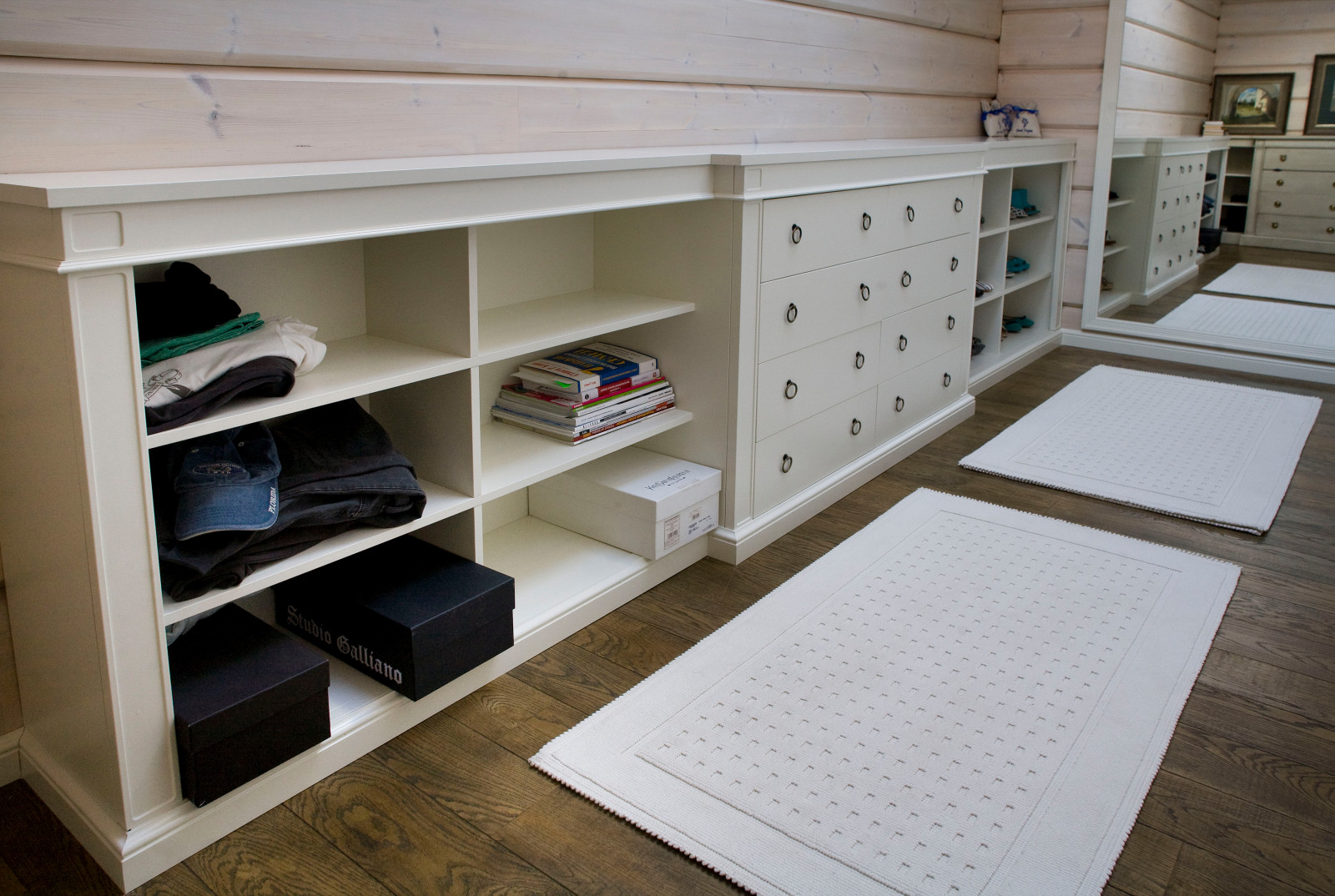 Гардеробная в деревянном доме