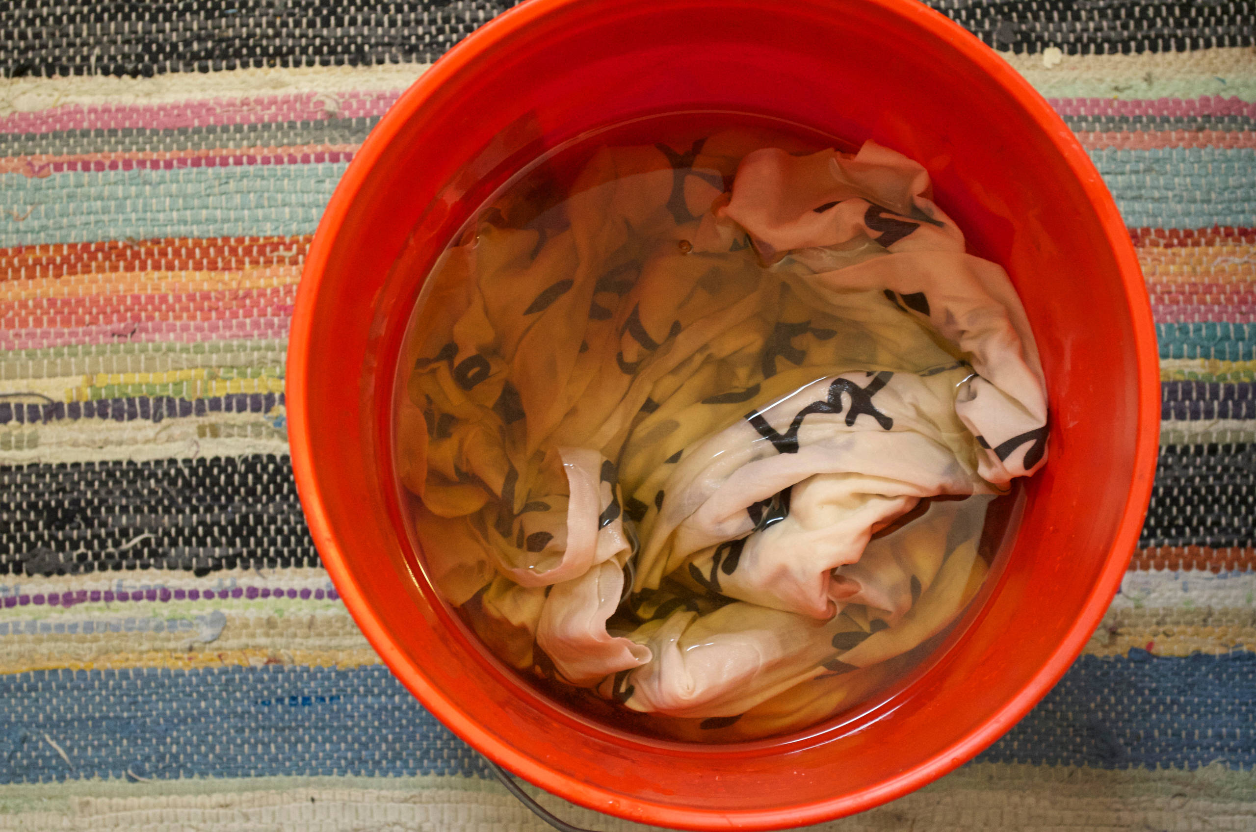 DIY: Переделка старых стульев с помощью краски, ткани и... чая!