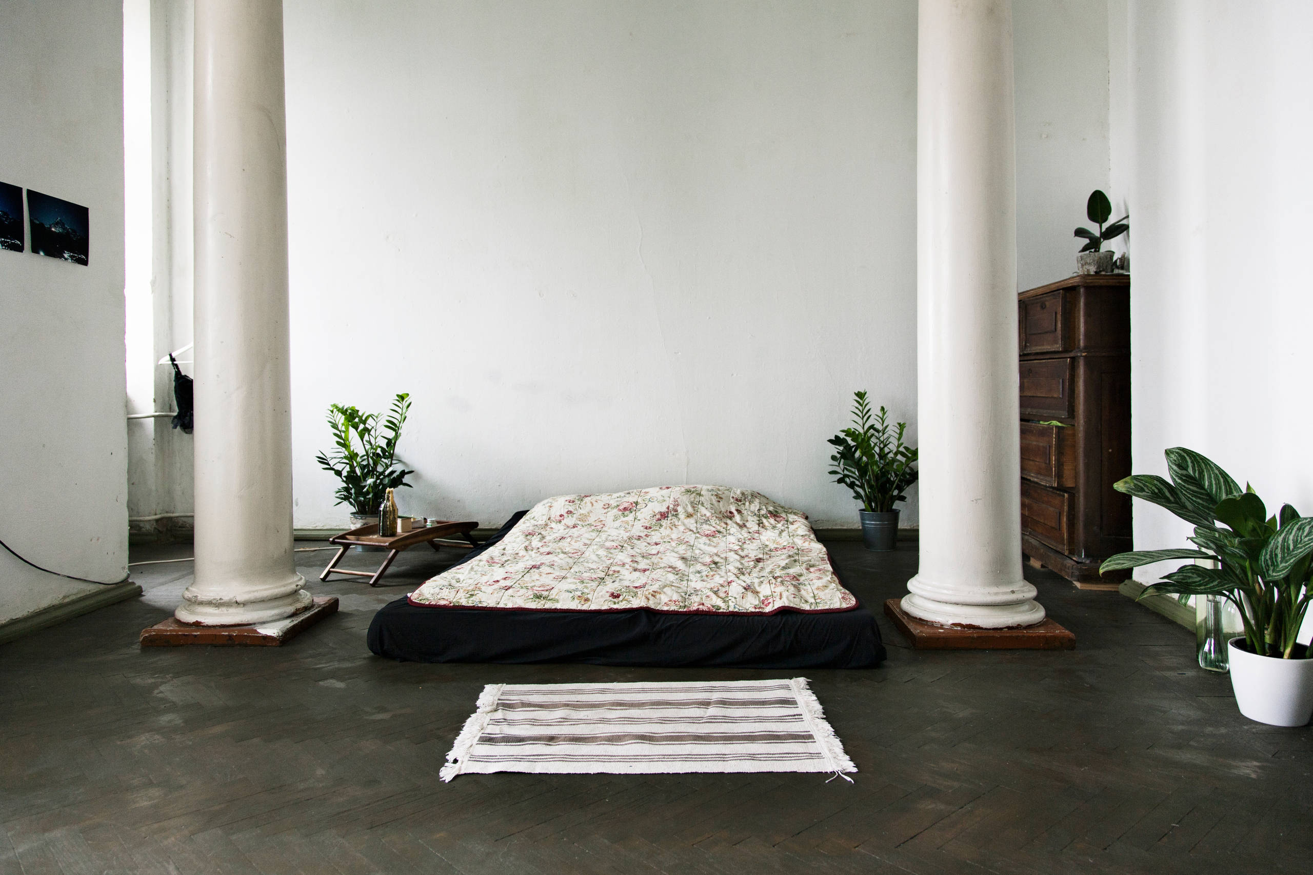 В гостях: Дворцовый шик и советское прошлое съемной квартиры на Курской