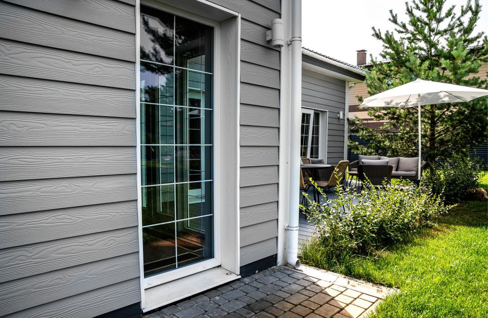 Одноэтажный серый дом