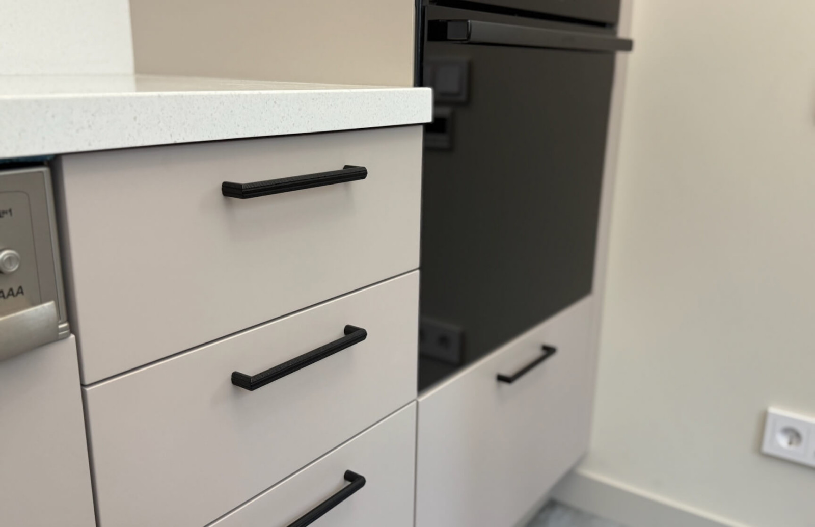 Эргономичная кухня в цвете серый кашемир