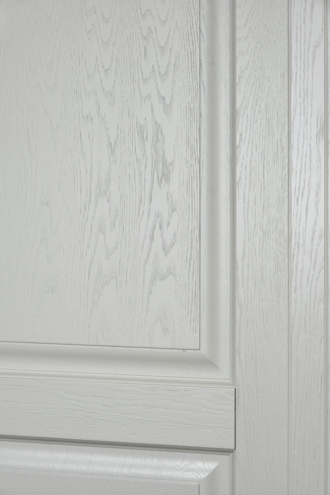 Белые дубовые двери в неоклассическом интерьере