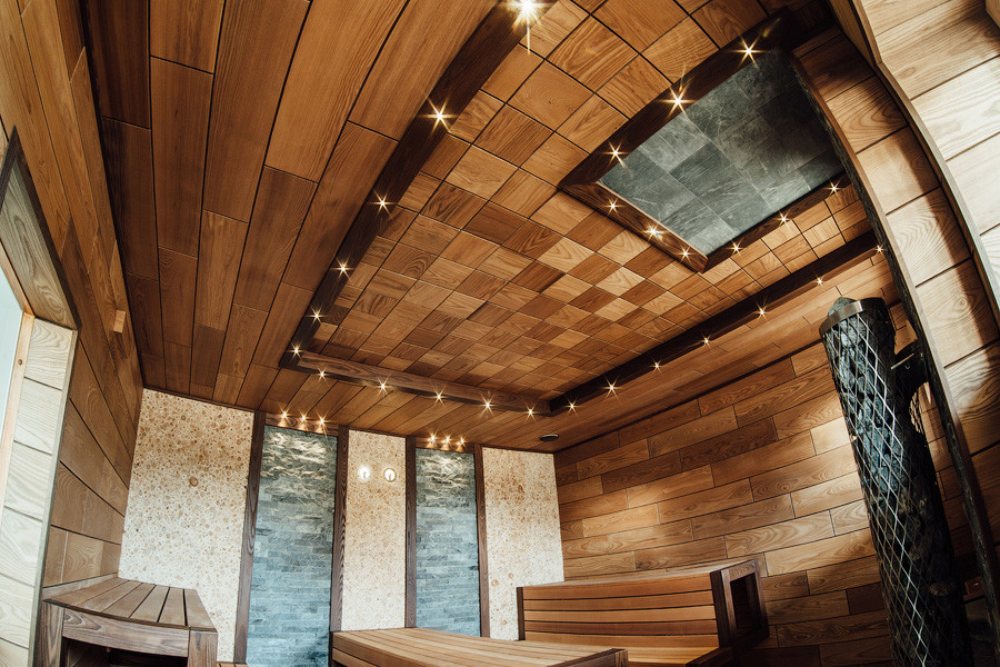 Декоративный потолок в русской парной.