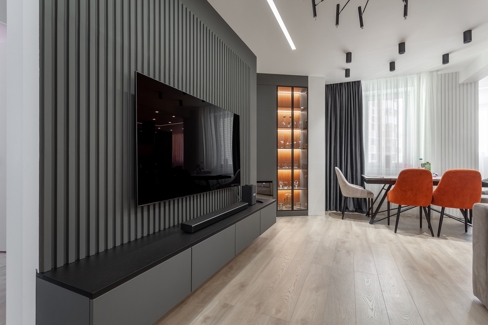 Консольная ТВ-тумба снабжена усиленными навесами