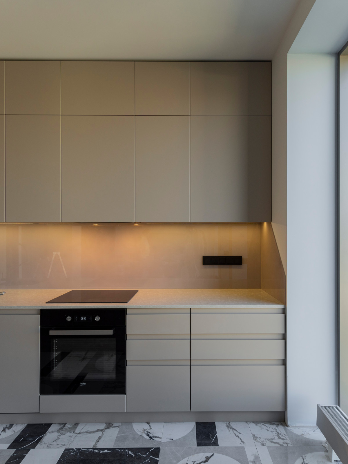 Большая стильная кухня в неоклассическом стиле в светлых тонах