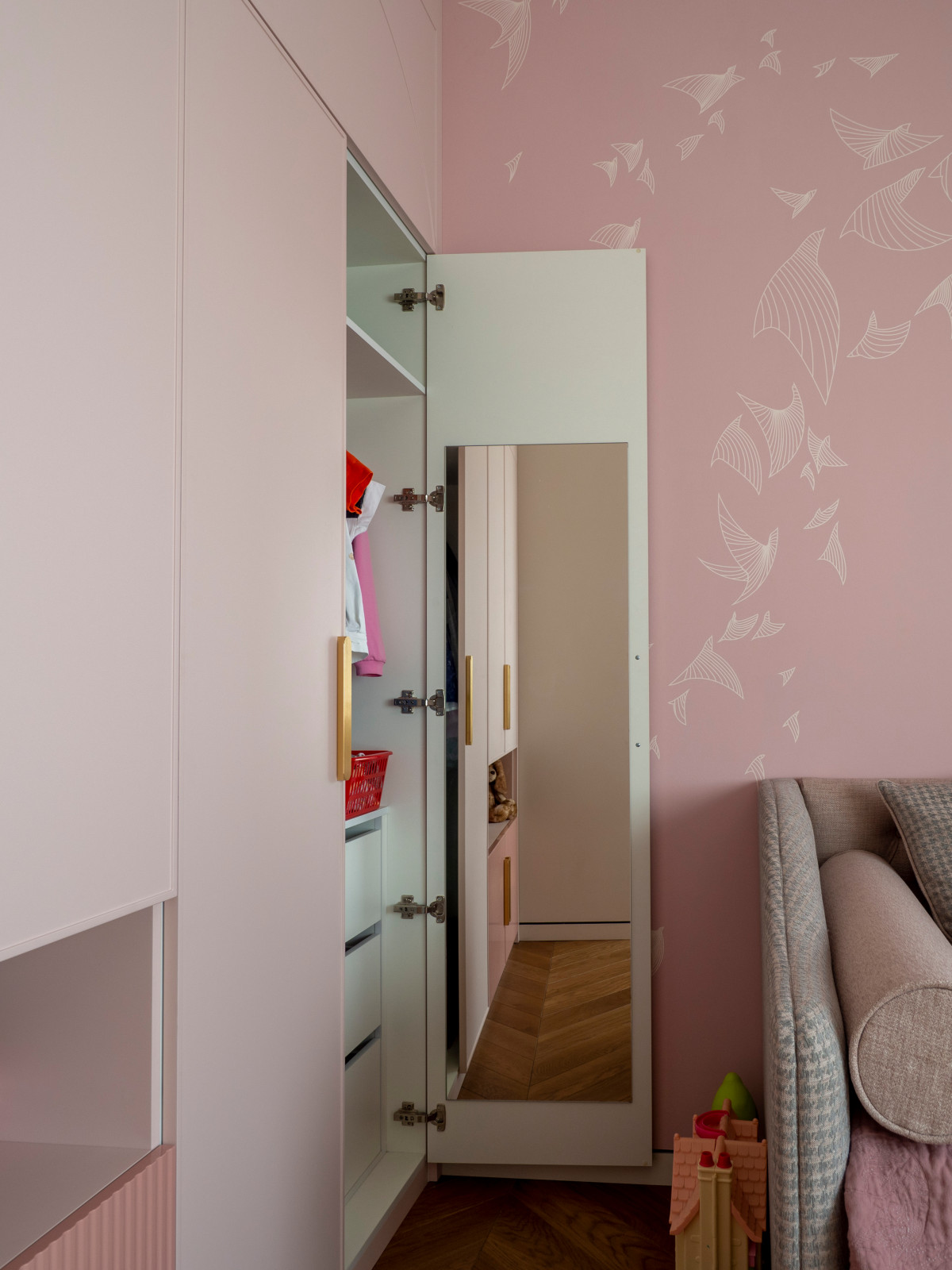 Меблировка детской в розовых тонах