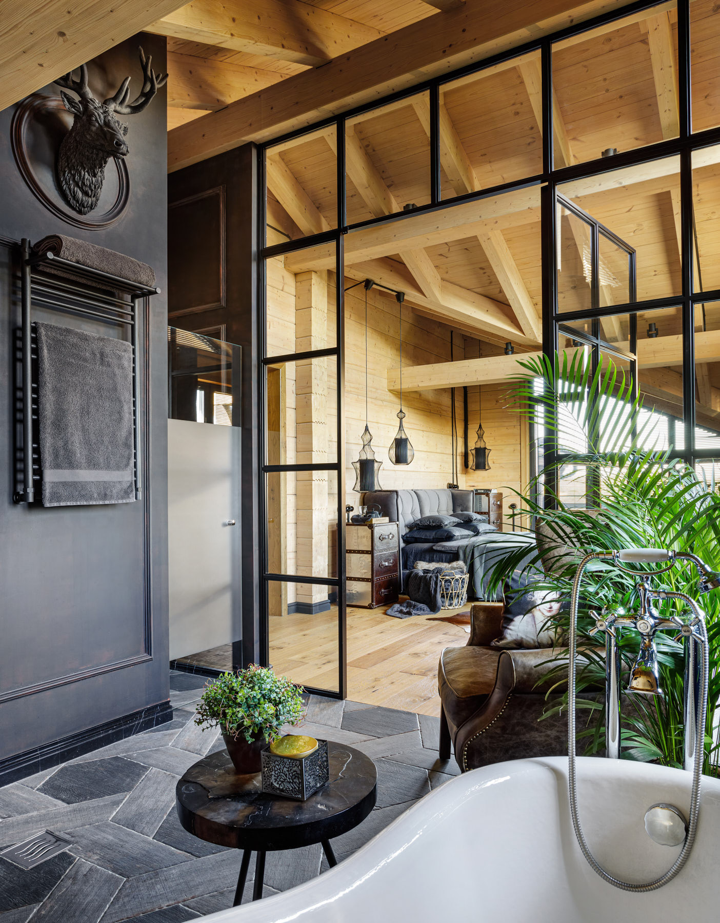 Houzz тур: Дом с напольным бордюром из старых чугунных плит