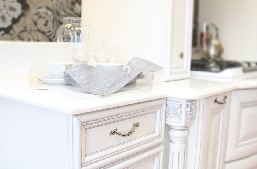 Белая кухня в викторианском стиле (реализованный проект)