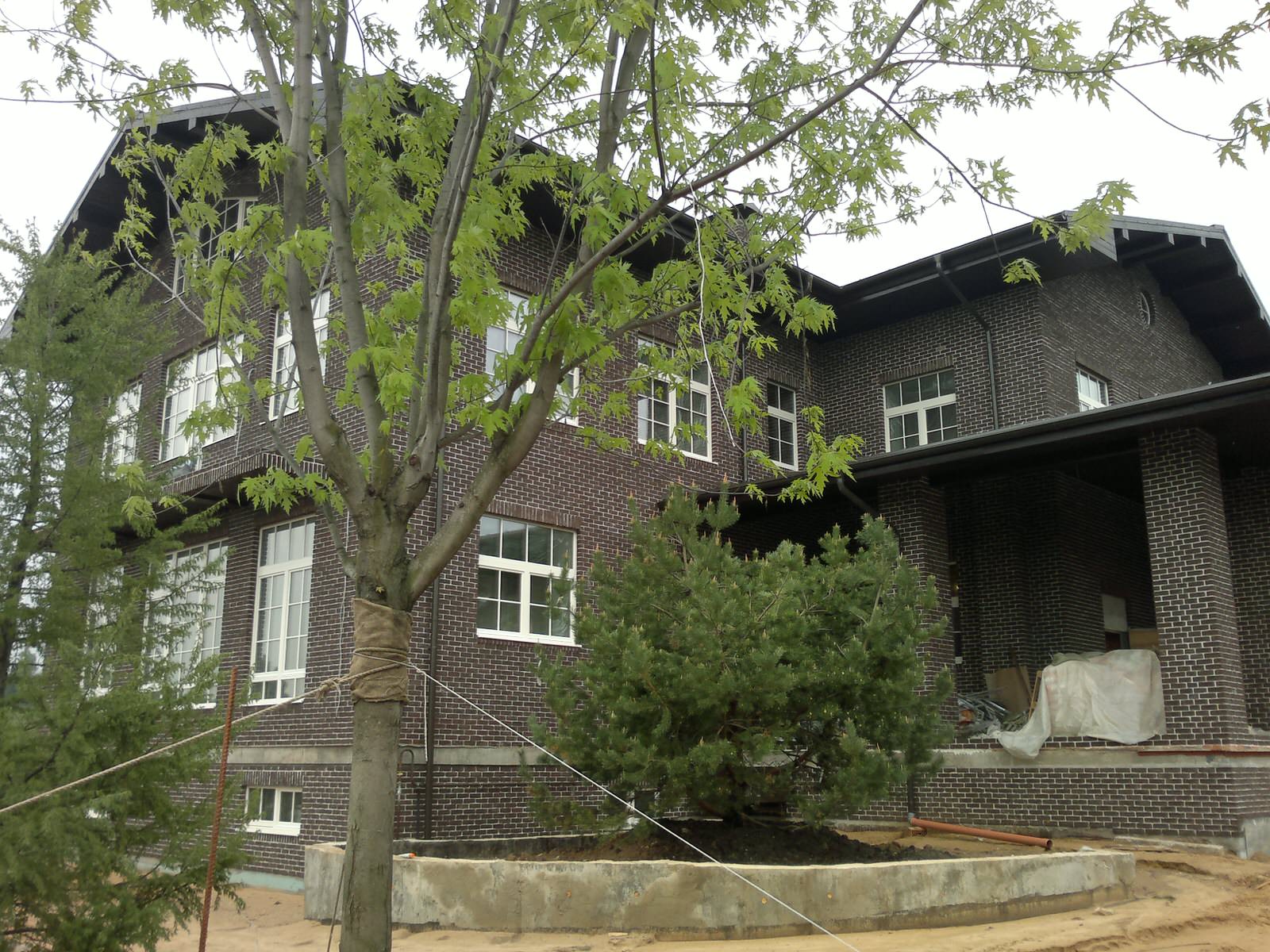 Процесс строительства дома и гаража  на участке со сложным уклоном (1600 м2)