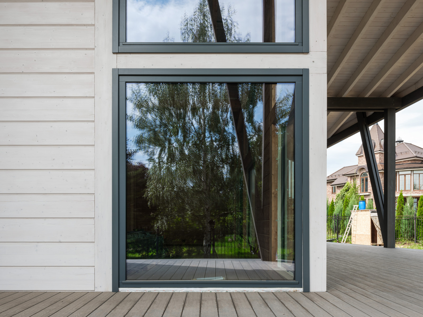 Трапецевидные окна, порталы и входные двери для современного дома