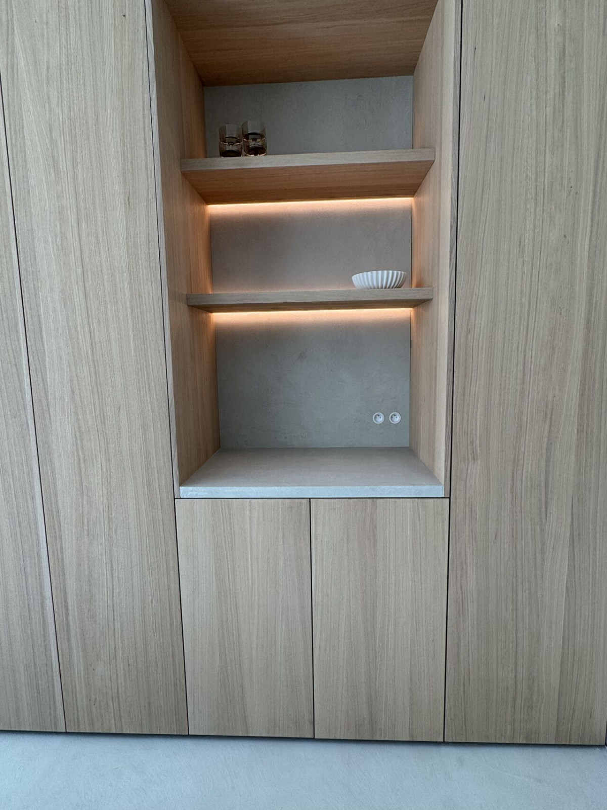 Экостиль в деталях: столешница, пол и полки с эффектом микроцемента