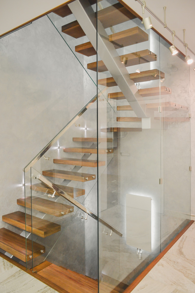 Деревянная лестница в загородном доме