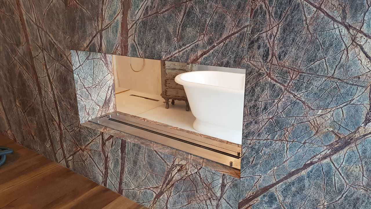 Облицовка биокамина индийским мрамором Бидасар браун