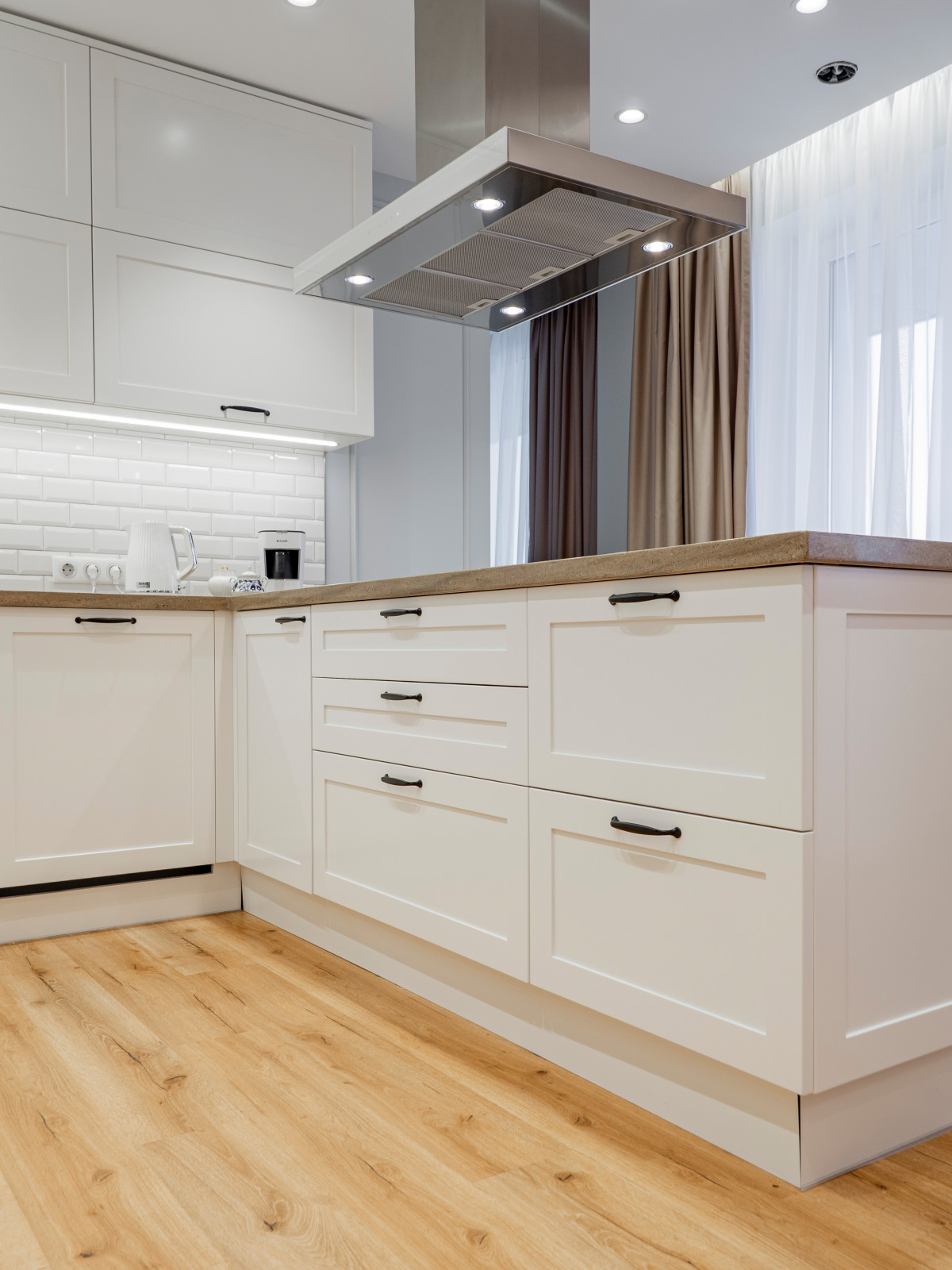 Стильная неоклассическая кухне в белом цвете