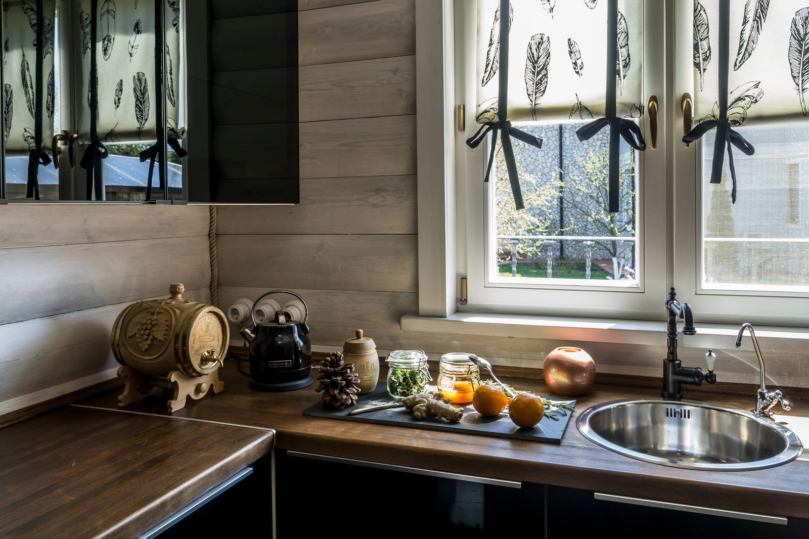 Черно-белая баня с яркими акцентами