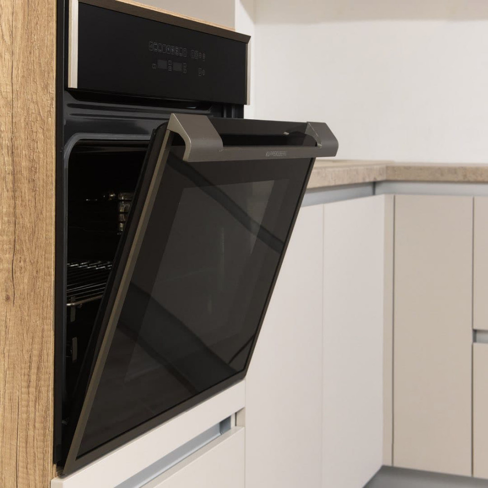 Светлая угловая кухня в теплых оттенках