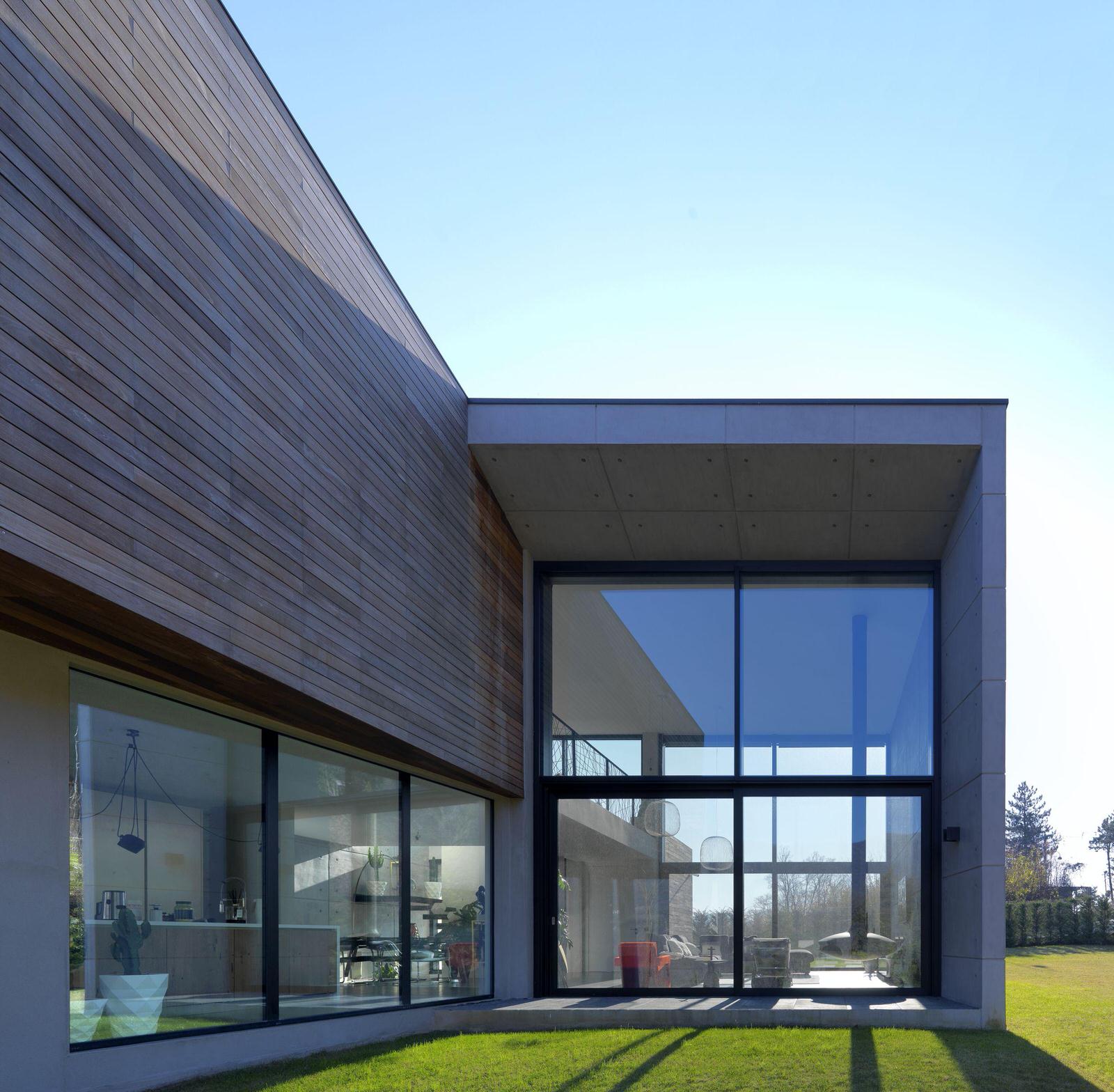 Коттедж с ленточным остеклением ( от нашего партнёра SCHUECO)