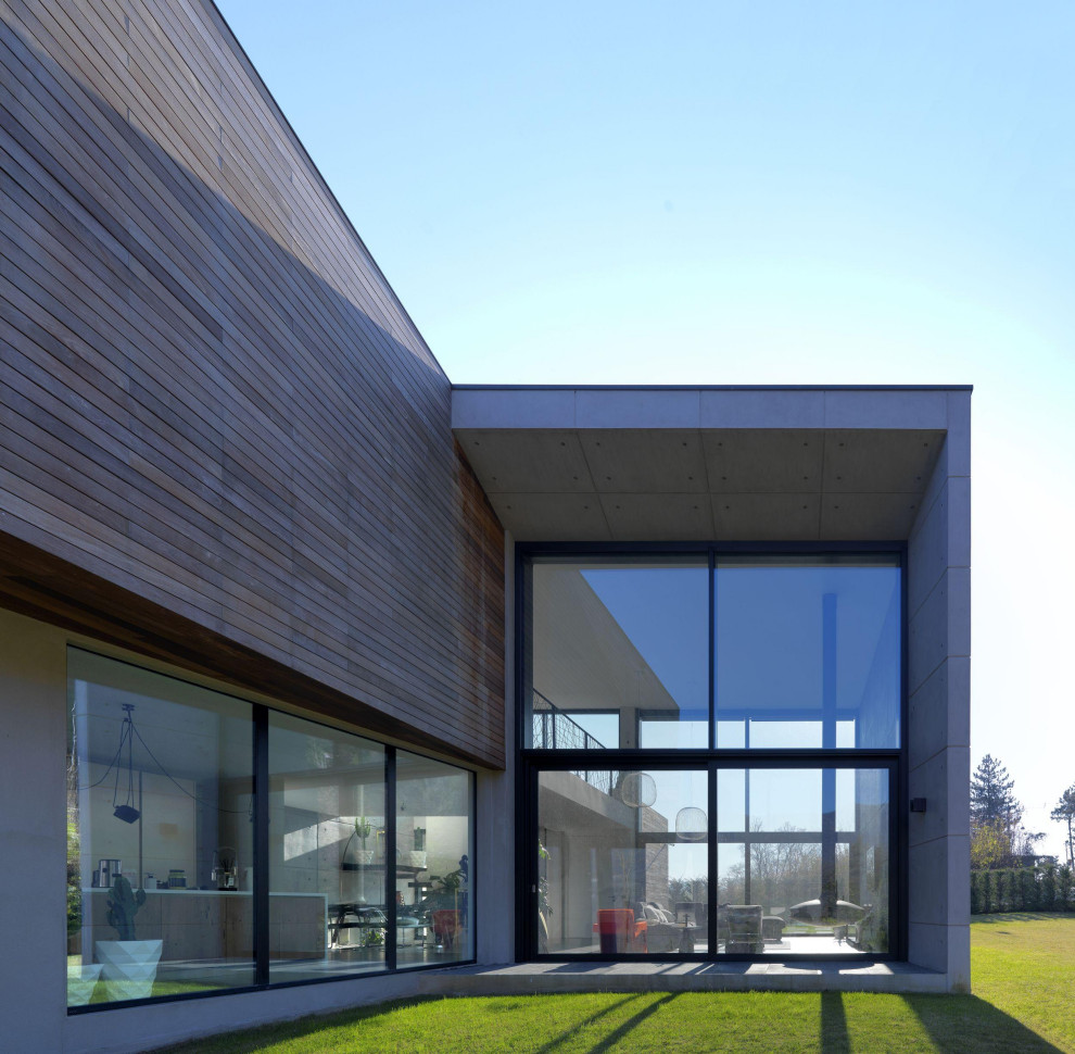 Коттедж с ленточным остеклением ( от нашего партнёра SCHUECO)